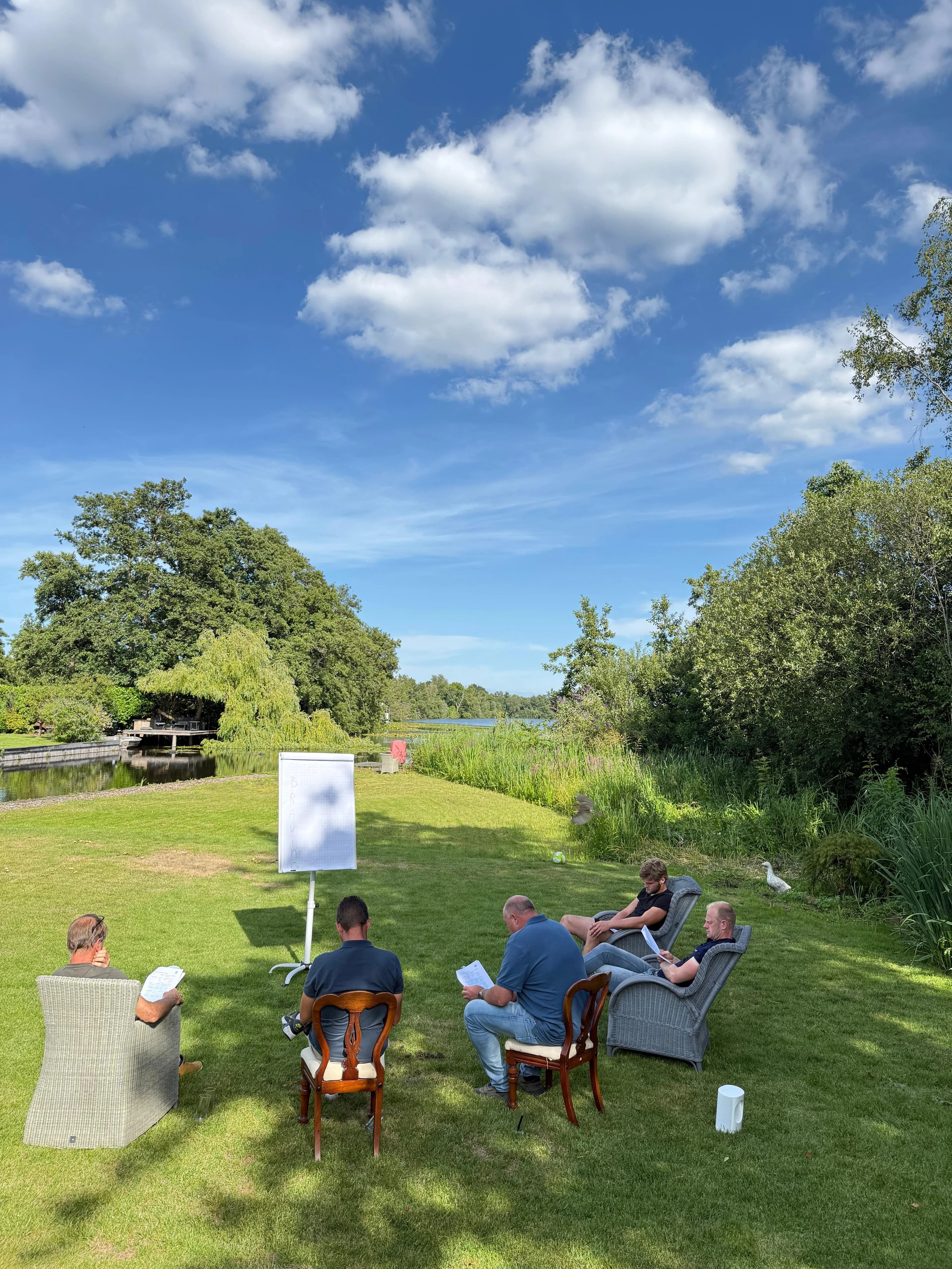 Mannen in de natuur tijdens een sessie